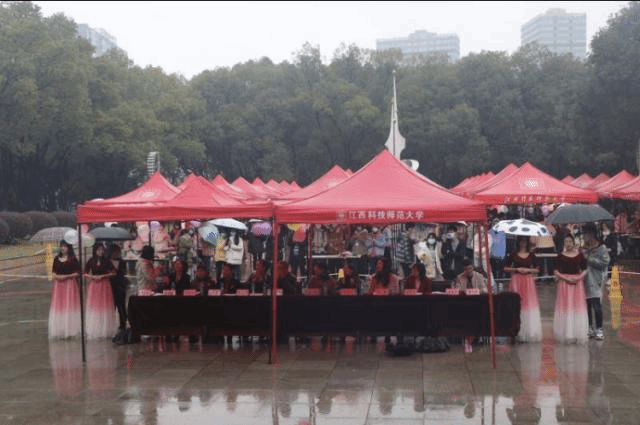 出席活动的嘉宾 出席活动的嘉宾